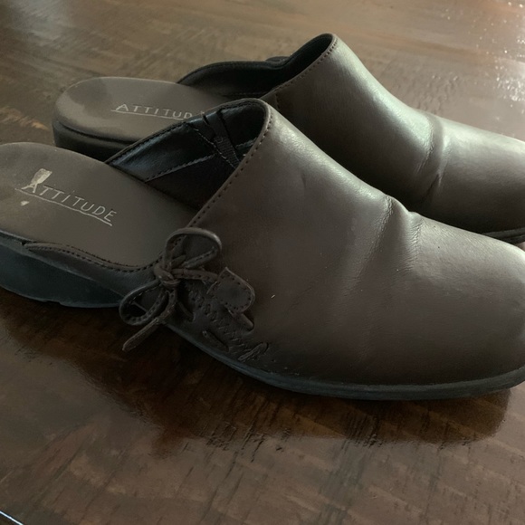 Womans slid one - Picture 2 of 2